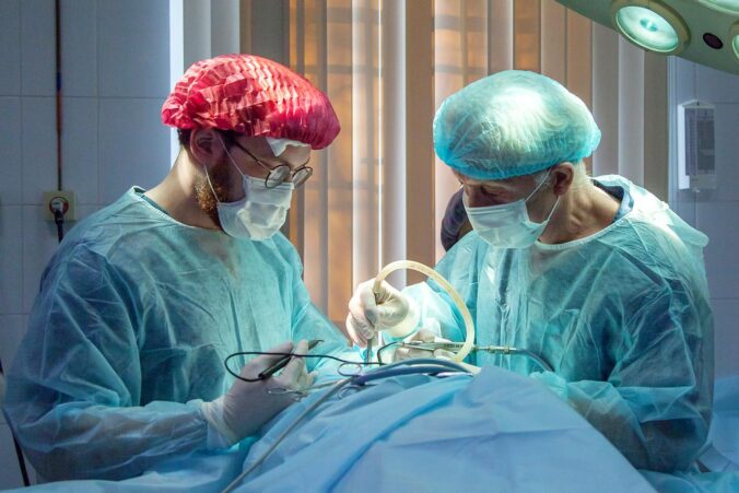 ATA-/OTA-Assistent unterstützt einen Arzt im Operationssaal