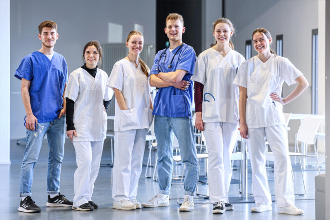 Gruppenbild von sechs Pflegefachkräften