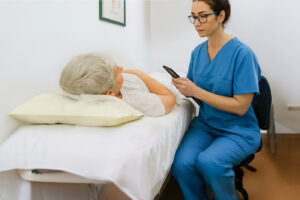 Eine Pflegefachassistentin betreut eine ältere Dame.
