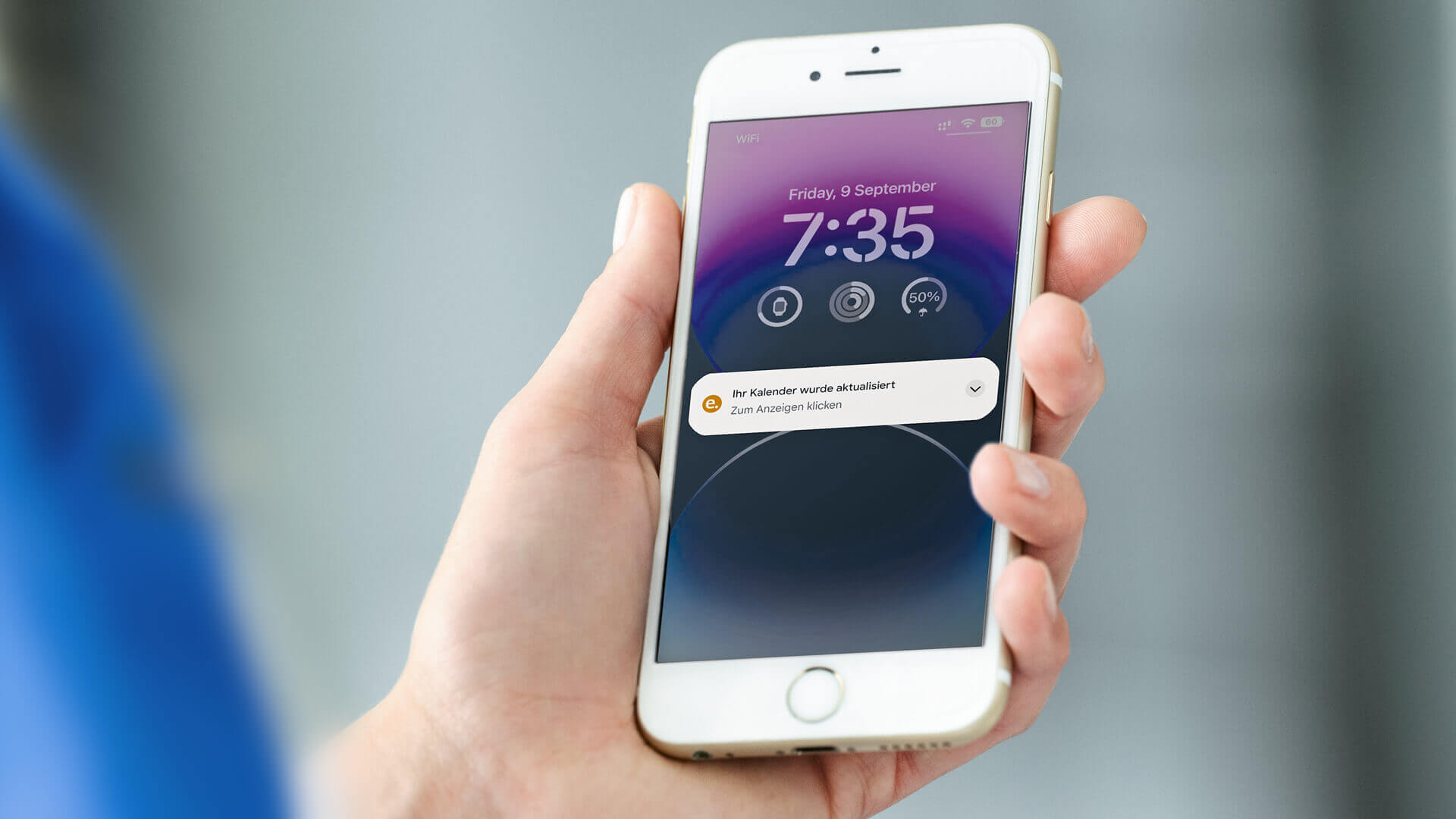 Eine Person hält ein Smartphone in der Hand, auf dem eine Meldung der easySoft App Education zu sehen ist.