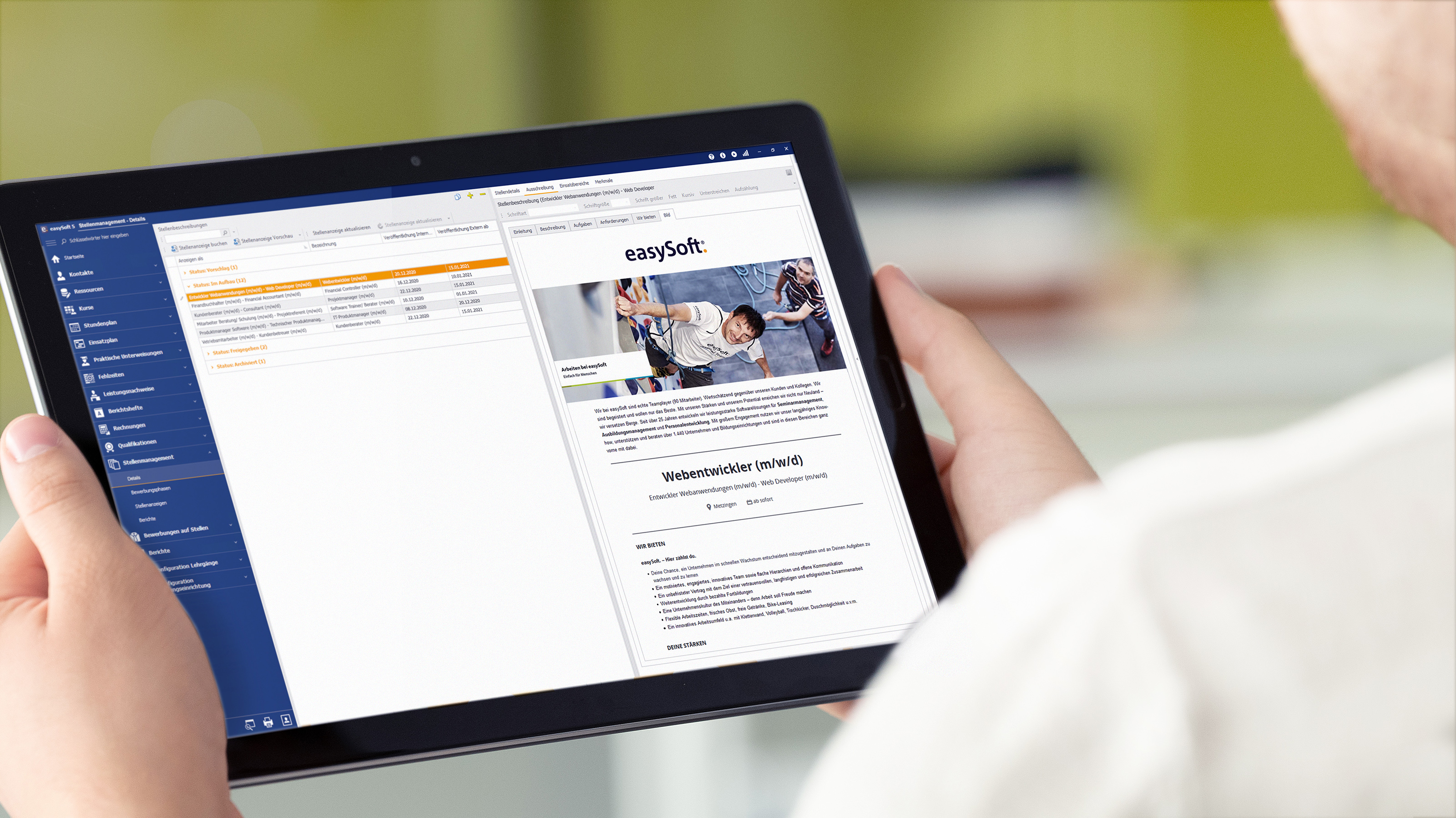 Auf einem Tablet sieht man eine Stellenanzeige in Bearbeitung im Bereich Stellenmanagement.