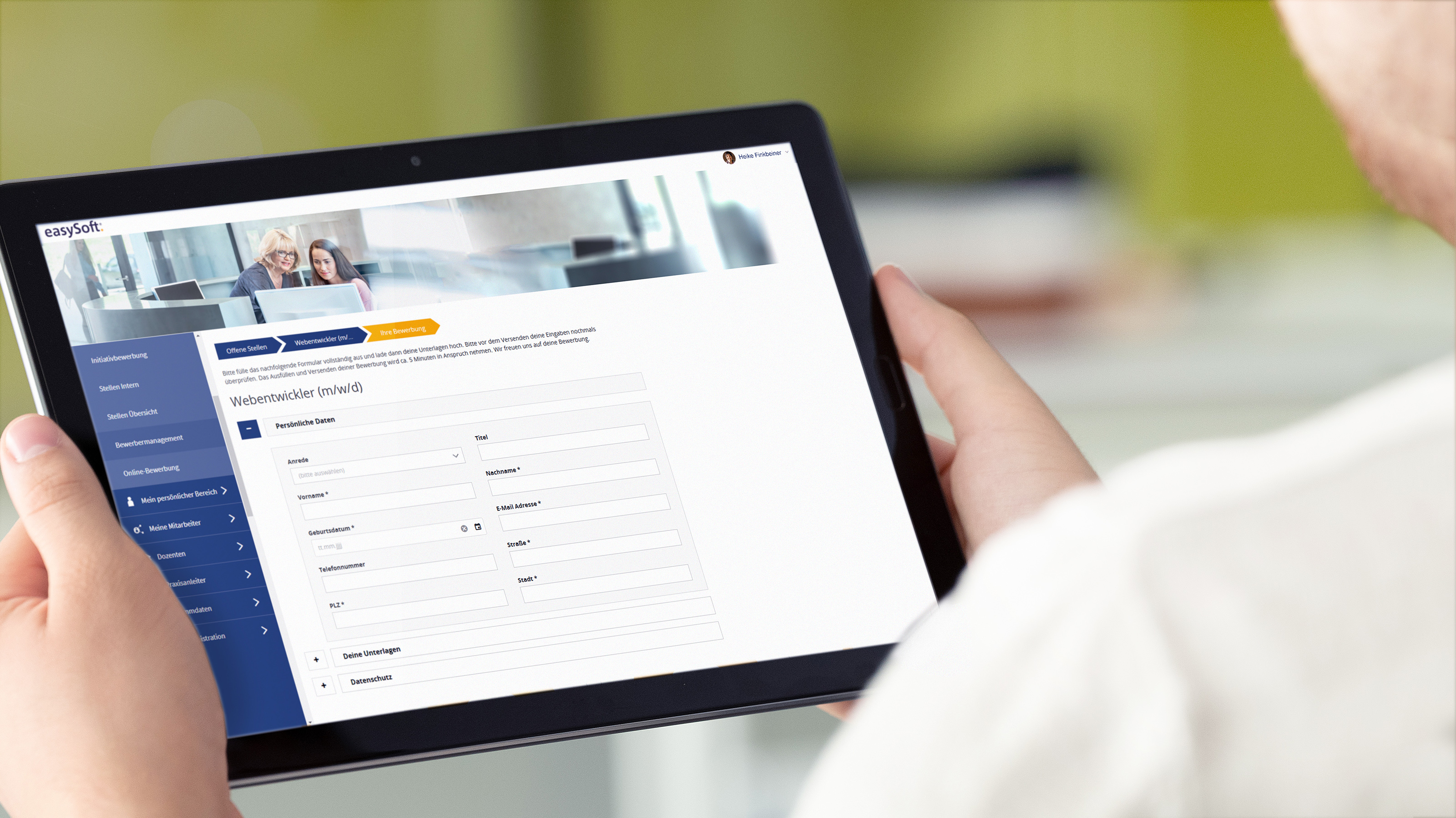 Ein Formular zur Online-Bewerbung mit Feldern für persönlichen Daten, Upload für Unterlagen und Infos zum Datenschutz wird gezeigt.
