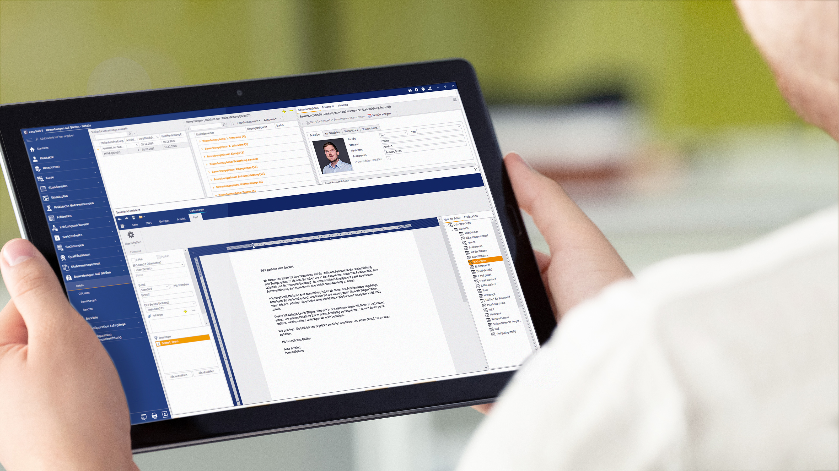 Im Serienbriefassistent wird ein Anschreiben zur Stellenzusage bearbeitet.