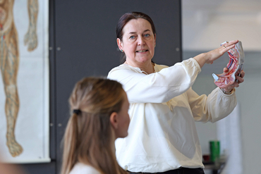 Eine Pflegepädagogin erklärt einer Mitarbeiterin ein künstliches Herz.