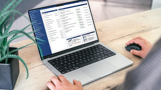 Die Bildungsmanagement Software von easySoft für das Gesundheitswesen ist auf einem Laptop zu sehen. Es ist der Programmbereich Dashboard eingeblendet.