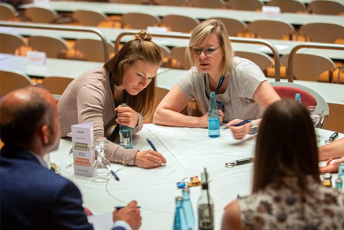 easySoft-Anwender sitzen an Gesprächstisch bei der Anwenderkonferenz 2022