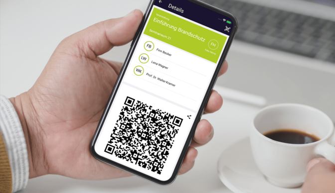 Person hält Smartphone der App Trainer mit QR-Code in der Hand
