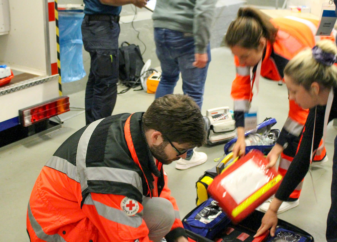 Drei Notfallsanitäter üben bei der praktischen Ausbildung an der DRK Bildungsakademie Düsseldorf.