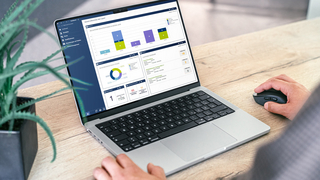 Die Personalentwicklungssoftware von easySoft ist auf einem Laptop zu sehen