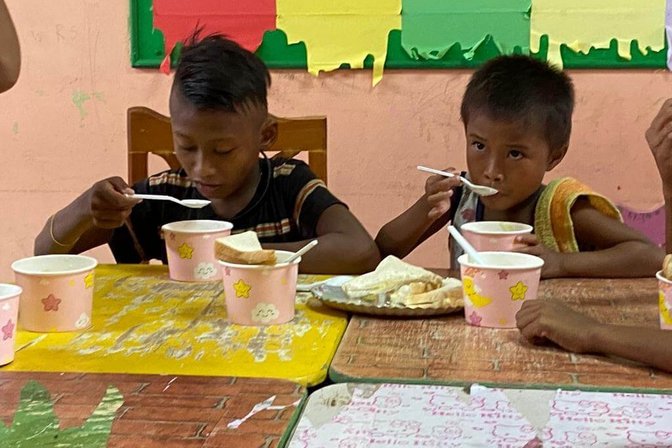 Zwei Kinder essen bei Kids Island in Manila