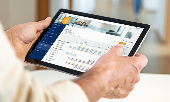Person betrachtet Einsatzplan in easySoft Publish Education