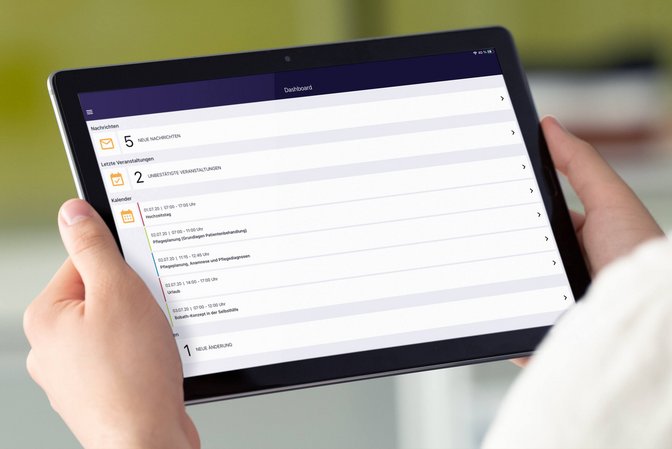 Person hält Tablet mit easySoft App Trainer in den Händen