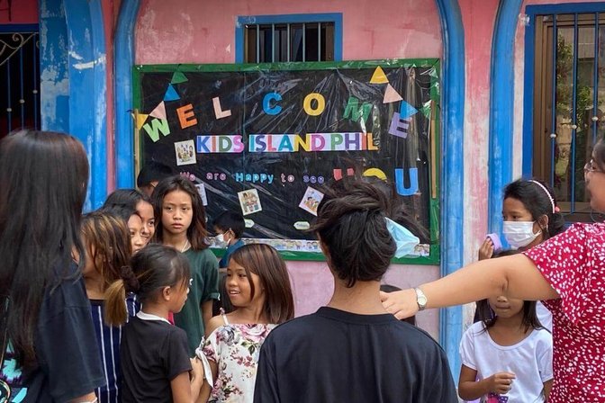 Kinder vor dem Eingang von Kids Island in Manila